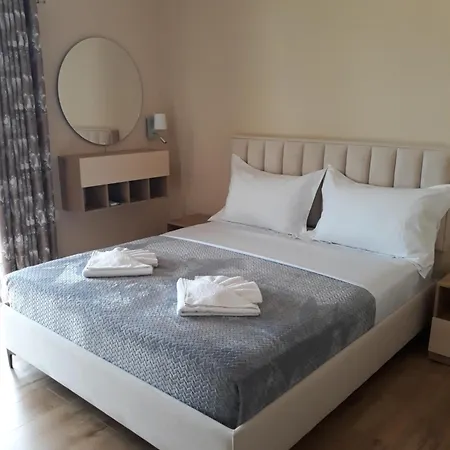 Qiqi Hotel 2*