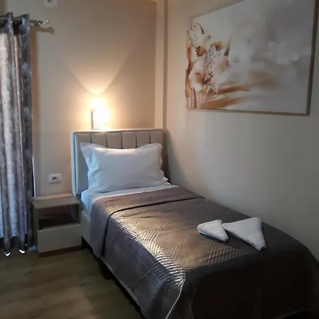 Qiqi Hotel 2*